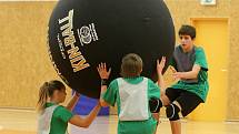 Turnaj studentů ve hře zvané kin-ball v hradecké Třebši.