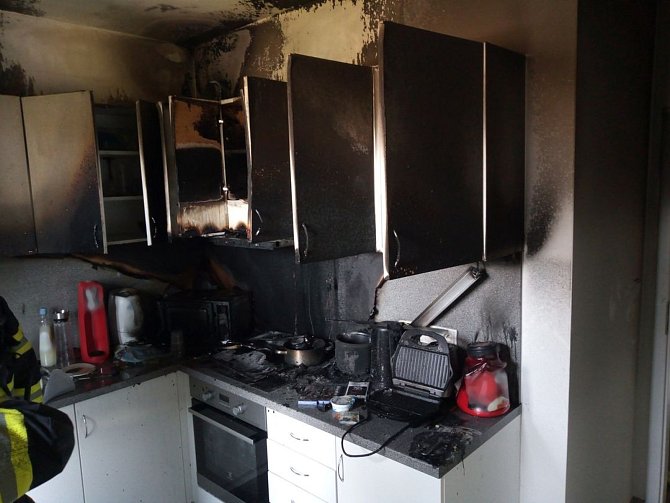 Kuchyňská linka hořela v jednom z domů na Gočárově třídě. Hasiči natáhli jeden vodní proud vnitřkem budovy a požár kuchyňské linky rychle lokalizovali.