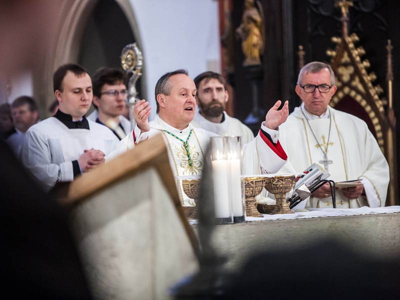 Mše v královéhradecké katedrále sv. Ducha, v místě uložení relikvie s ostatky papeže Jana Pavla II.