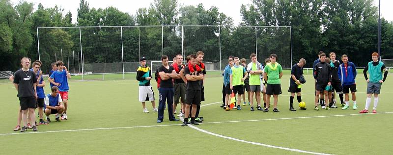 Fotbalový turnaj tříd na rozloučenou se školním rokem v podání hradecké SOŠ a SOU Vocelova.