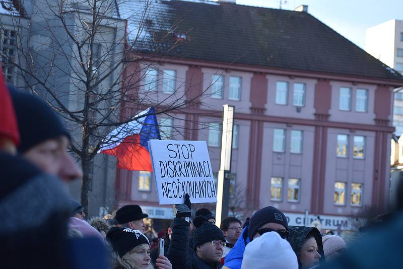 Volání po svobodě se v sobotu odpoledne neslo Hradcem Králové, kde se konala demonstrace odpůrců protiepidemických opatření. Na náměstí 28. října se jich odhadem sešlo více než šest stovek.