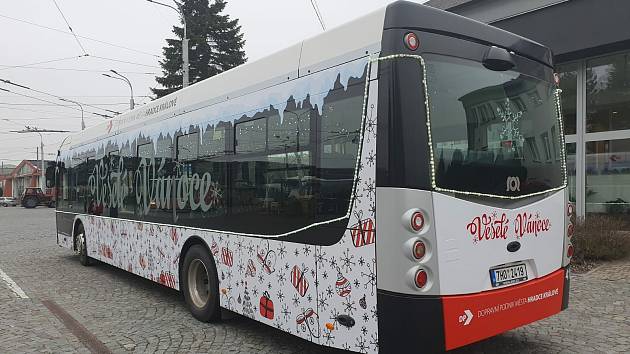 Vánočně ozdobený elektrobus MHD brázdí po linkách královéhradecké ulice.