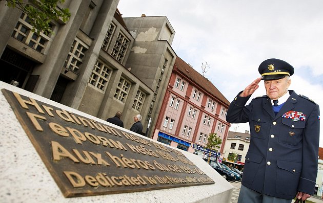 Malý pomník velkým hrdinům druhé světové války, to je deska na hradeckém náměstí 28. října vzdávající hold vojákům – letcům.