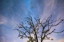 Noční obloha a padající hvězdy - tzv. perseidy.