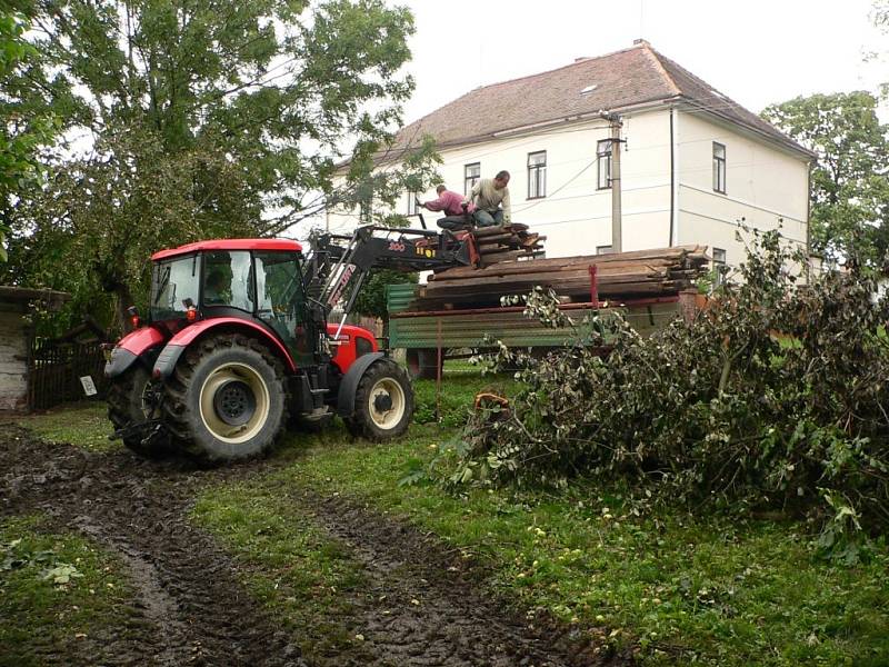 Stavbu roubené školy brzdí poslední lejstro