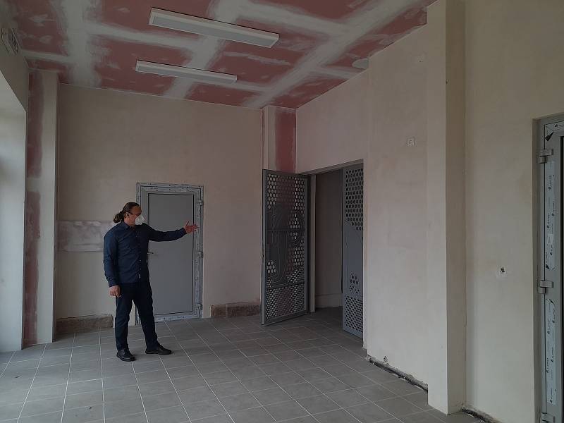 Ředitel Základní Školy ve Svobodných Dvorech Pavel Balda ukazuje nedodělaný vstup do budovy.