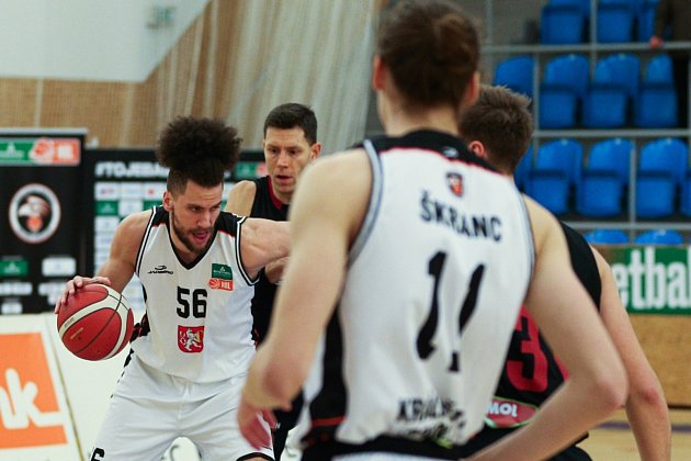 Hradečtí baskebalisté (v bílém) v sobotu vyrukují na mistrovský Nymburk.