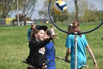 Famfrpál, tedy hru kterou vymyslela autorka ságy o Harrym Potterovi Joanne Rowlingová, si vyzkoušeli i skauti na národním jamboree na hradeckém letišti.