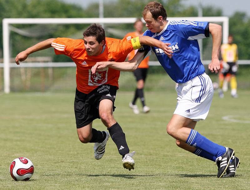 Z divizního utkání FC Hradec B (oranžové dresy) - Trutnov