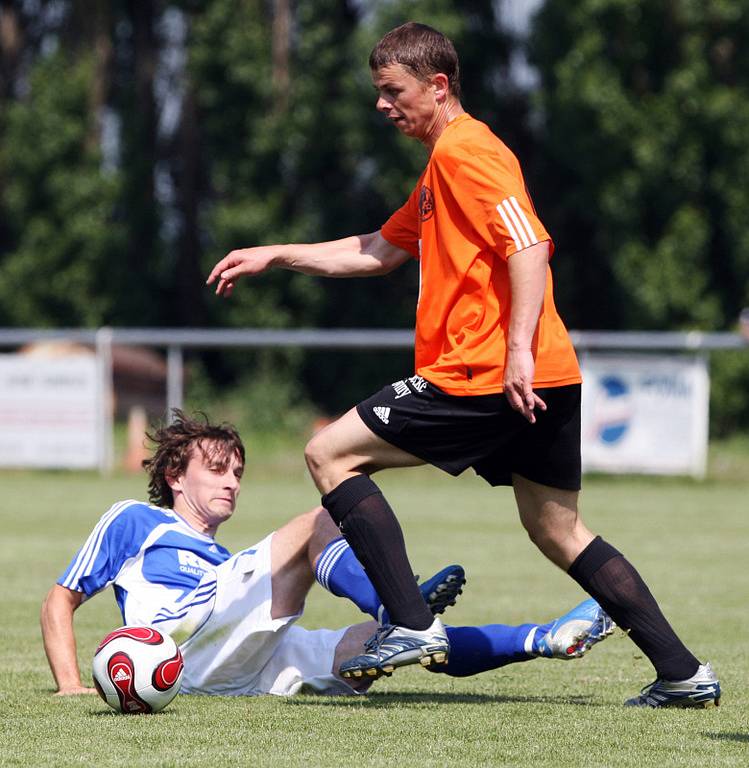 Z divizního utkání FC Hradec B (oranžové dresy) - Trutnov