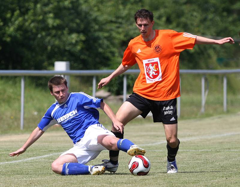 Z divizního utkání FC Hradec B (oranžové dresy) - Trutnov