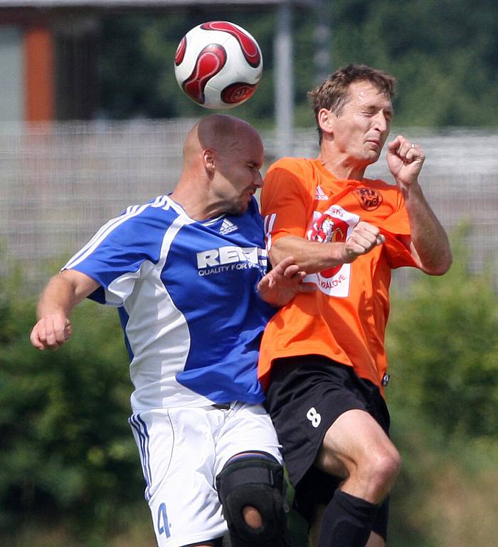 Z divizního utkání FC Hradec B (oranžové dresy) - Trutnov