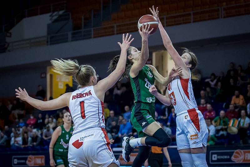 Hradecké basketbalistky získaly Final Four Českého poháru bronzové medaile.