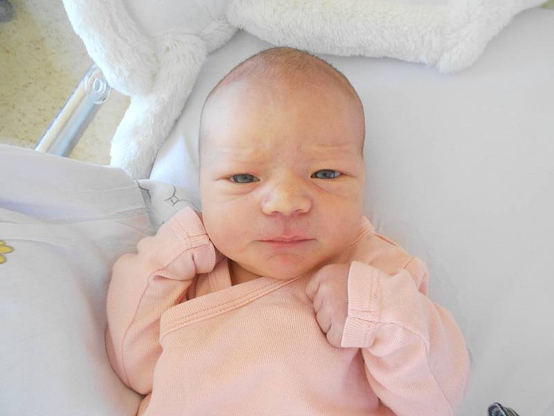 BARBORA ŠVANDRLÍKOVÁ se narodila 7. května v 6.42 hodin. Měřila 51 cm a vážila 3550 g. Velmi potěšila své rodiče Romanu Hladíkovou a Šimona Švandrlíka z Pardubic. Tatínek to u porodu zvládl skvěle.