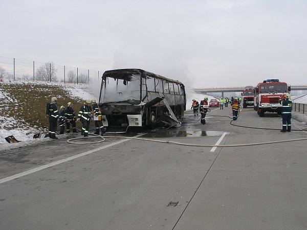 Ohořelý autobus na dálnici D11