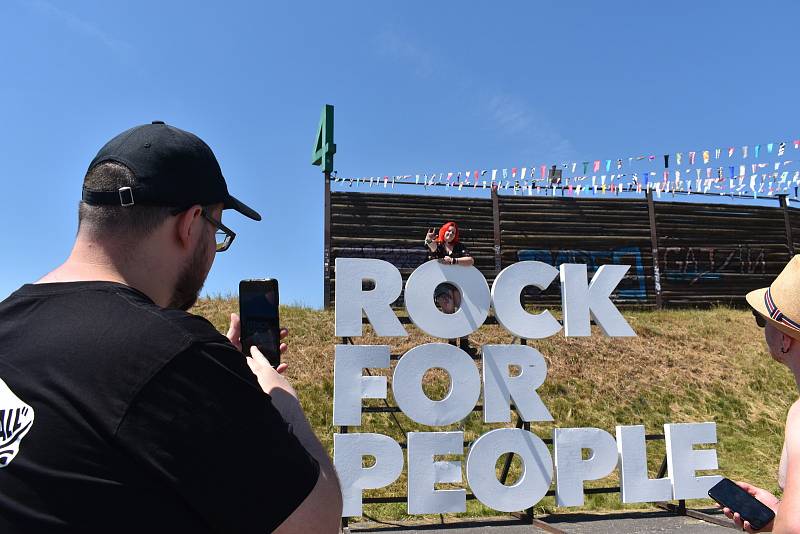 Třicet pět tisíc návštěvníků letos očekává Rock for People v Hradci Králové. Brány festivalového parku na letišti se otevřely ve středu v poledne.