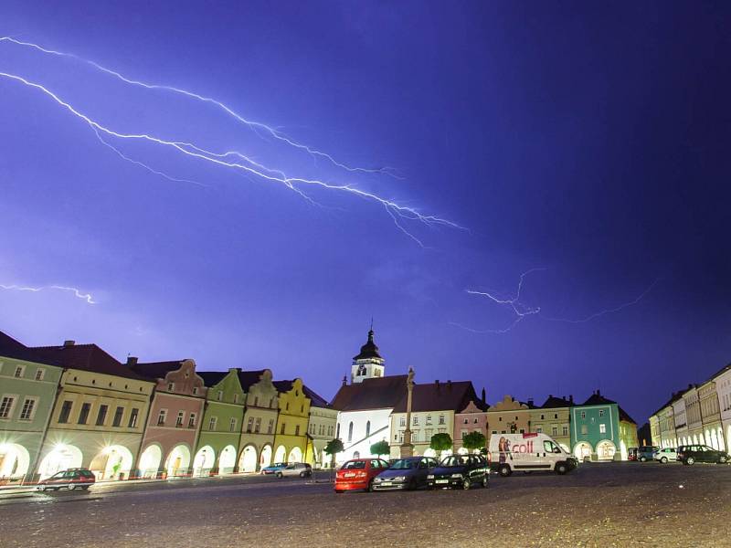 Bouře nad náměstím v Novém Městě nad Metují.