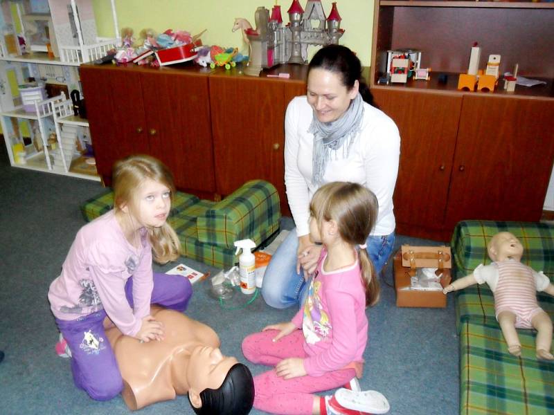 Členka hradeckého Českého červeného kříže Lucie Hekerlové a její syn mezi žáky ze družiny základní školy na Pouchově.