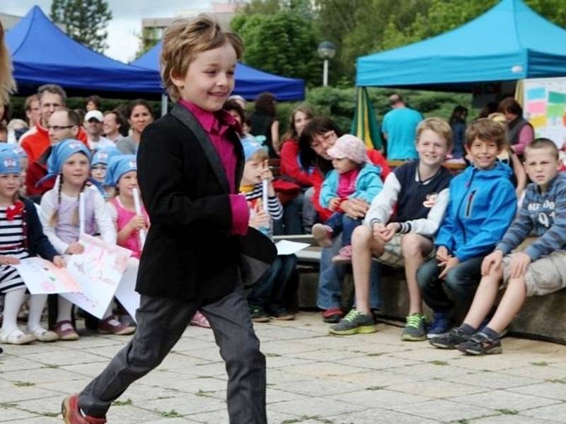 Zahradní slavnost hradeckého Sionu u školní budovy v Kyjovské ulici.