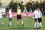 Televizní duel I. A třídy Stěžery (v tmavém) vs. Kunčice 1:5.