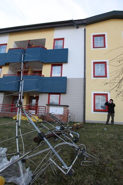 Bouře utrhla na jednom z domů v ulici Pod Zámečkem střechu, která spadla na přilehlý rodinný dům.