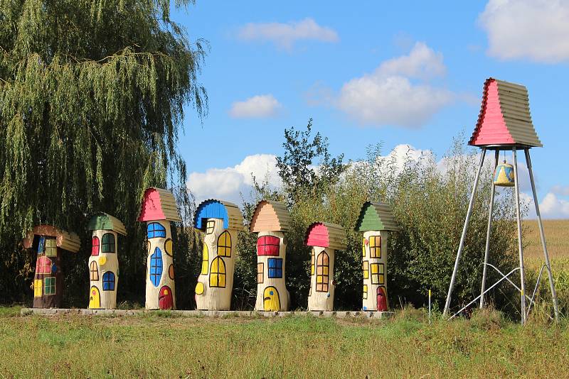 Z volně přístupné zahrady plné nejen malovaných "úlů", ale i květin, motýlů, ptačích budek a najdete tu i pozoruhodný "sad".