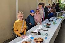Pirožky, boršč a další ukrajinské speciality bylo možné v sobotu odpoledne ochutnat v příjemném prostředí zámku Skřivany nedaleko Nového Bydžova.