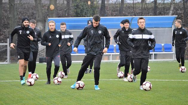 Jako první vstoupili do zimní přípravy fotbalisté FC Hradec Králové B. Na malšovické umělce se proběhli s míčem.