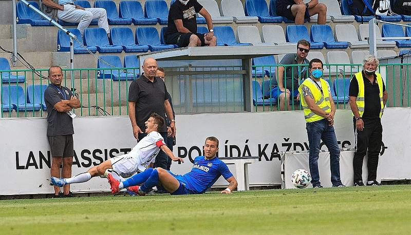 SKLUZ. Liberecký Filip Havelka právě zajel do hradeckého Adama Vlkanovy.