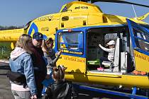Ukázky záchrany lidských životů, vrtulníky, sanitky - práce krajské záchranky přilákala tisíce lidí.