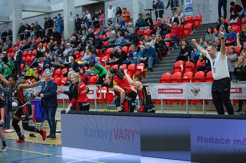 Finálový zápas finálového turnaje Českého poháru basketbalistek v Karlových Varech: KP Brno - Sokol Nilfisk Hradec Králové (v černém).