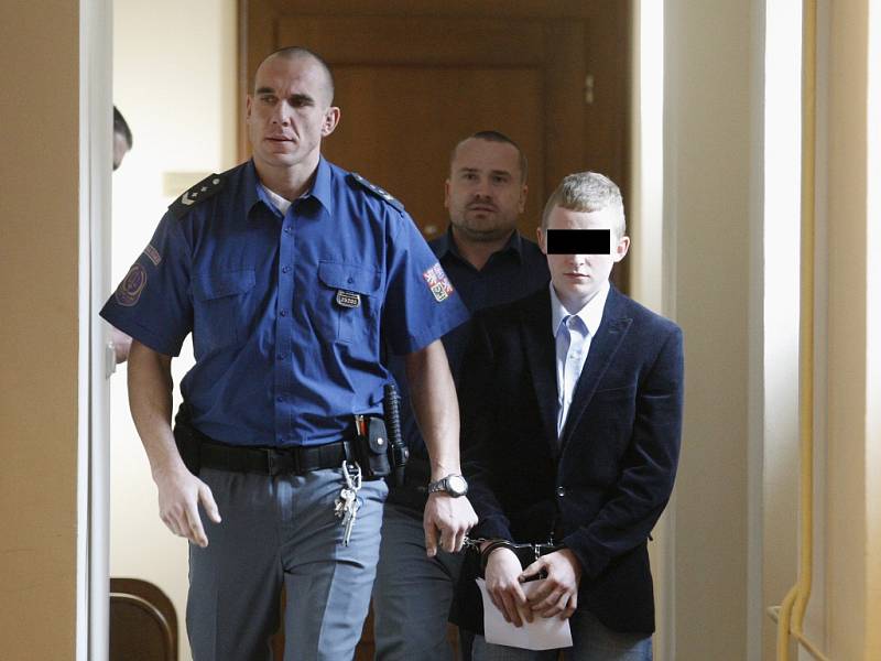 Mladík obžalovaný ze znásilnění a z pokusu o vraždu u Krajského soudu v Hradci Králové.