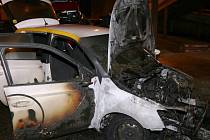 V centru Hradce hořela dvě auta