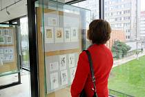 Výstava s názvem Žeň českého a slovenského exlibris In memoriam Václava Ruska je v současnosti k vidění v královéhradecké galerii Na Mostě Farmaceutické fakulty Univerzity Karlovy.