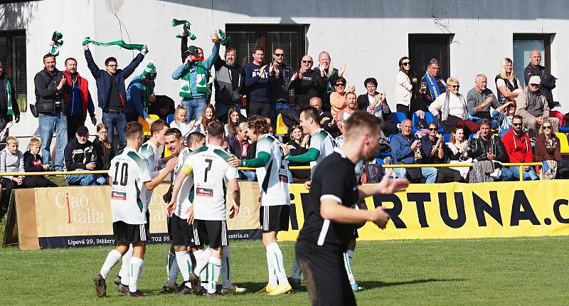 Televizní duel I. A třídy Stěžery (v tmavém) vs. Kunčice 1:5.