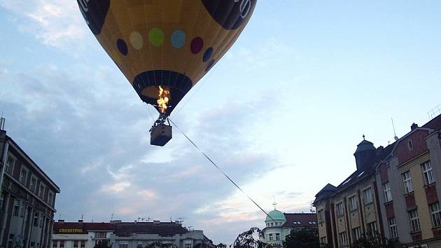 Piloti 'zaparkovali' dva balony do centra města. Přestalo foukat - Hradecký  deník