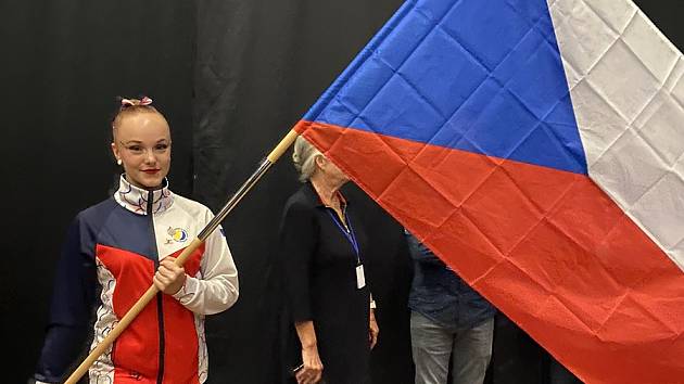 Veronika Svobodová - vlajkonoš České republiky na zahájení Mistrovství světa.