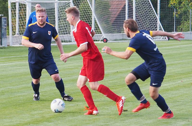 OKRESNÍ PŘEBOR Nechanice (v modrém) – Dohalice 3:1.