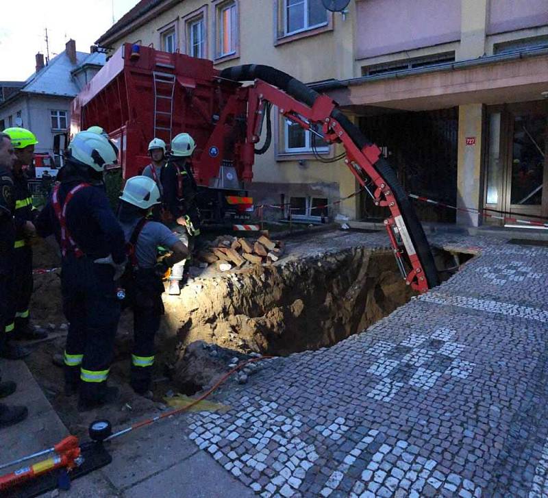 Hasiči vyprostili osobu ze závalu ve sklepě, na místo byla povolána technika záchranného útvaru.