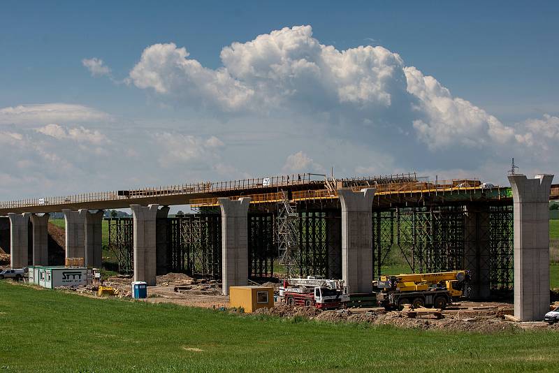 Stavba dálnice D11 v úseku od Hradce Králové do Hořenic u Jaroměře v plném proudu.