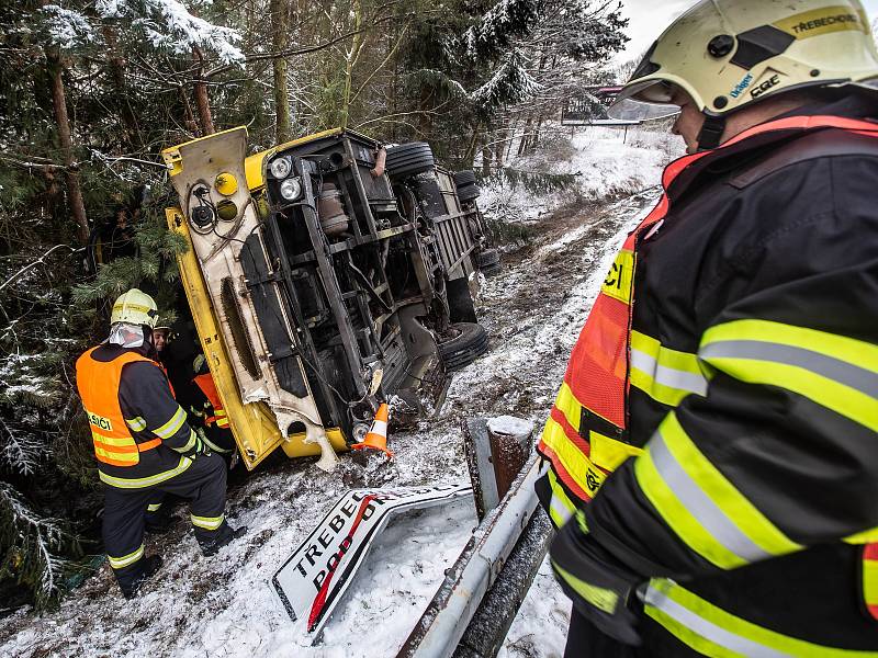 Havárie autobusu u Třebechovic pod Orebem.