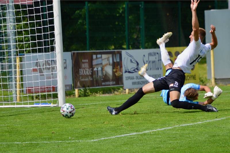 VÝHRA. Hradečtí fotbalisté porazili Písek 4:0.