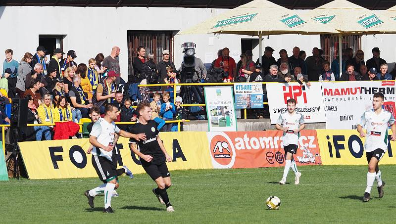 Televizní duel I. A třídy Stěžery (v tmavém) vs. Kunčice 1:5.