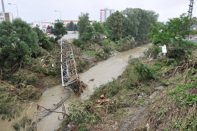 Bludovice, červen 2009. S likvidací povodňové zkázy pomáhají i přátelé postižených rodin