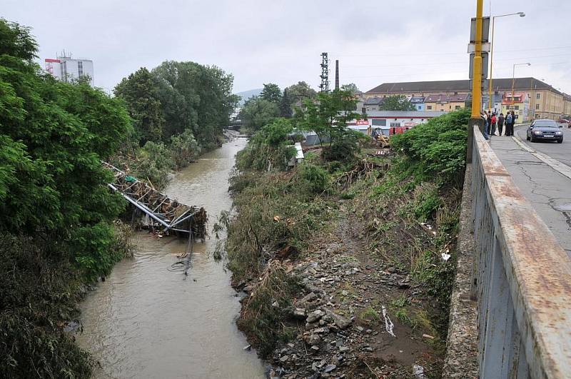 Bludovice, červen 2009. S likvidací povodňové zkázy pomáhají i přátelé postižených rodin