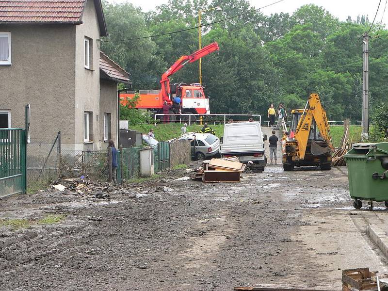 Bludovice, červen 2009. S likvidací povodňové zkázy pomáhají i přátelé postižených rodin