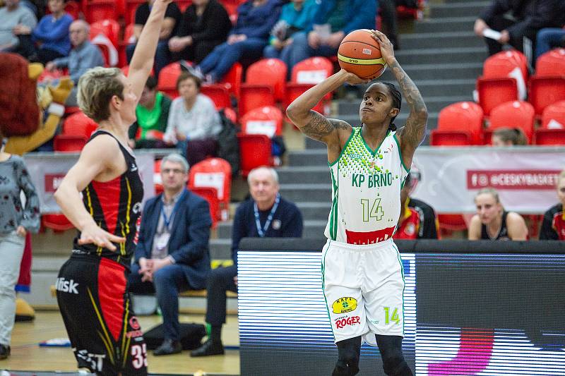 Finálový zápas finálového turnaje Českého poháru basketbalistek v Karlových Varech: KP Brno - Sokol Nilfisk Hradec Králové (v černém).