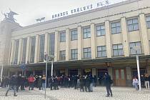 Pietní akt na nádraží v Hradci Králové. Lidé zde v neděli 7. ledna vzpomenuli na čtrnáctiletého chlapce, kterého tady nožem napadl 32letý vrah.