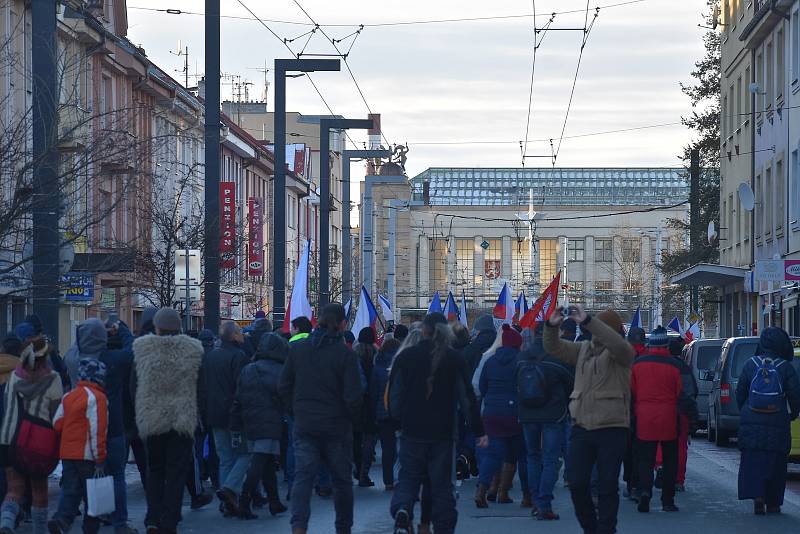 Volání po svobodě se v sobotu odpoledne neslo Hradcem Králové, kde se konala demonstrace odpůrců protiepidemických opatření. Na náměstí 28. října se jich odhadem sešlo více než šest stovek.