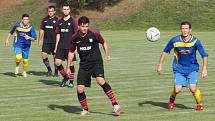 ŠLÁGR OKRESNÍHO PŘEBORU. Fotbalisté Prasku (v tmavém)  v souboji o čelo tabulky porazili Roudnici B 1:0.